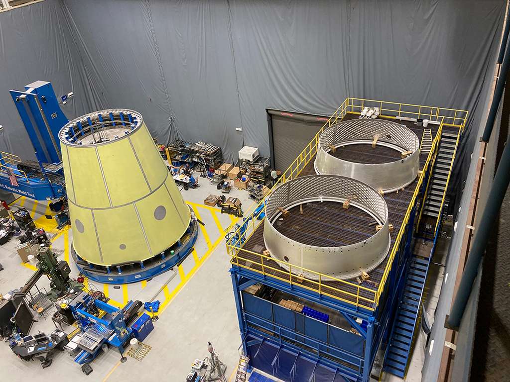 L'image montre des adapteurs d'étages, conique et cylindriques, qui seront utilisés pour connecter les étages du lanceur et la capsule Orion. © Nasa