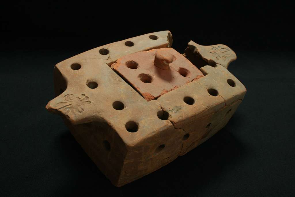 La céramique au service du confort : une chaufferette en céramique commune rouge. © Inrap