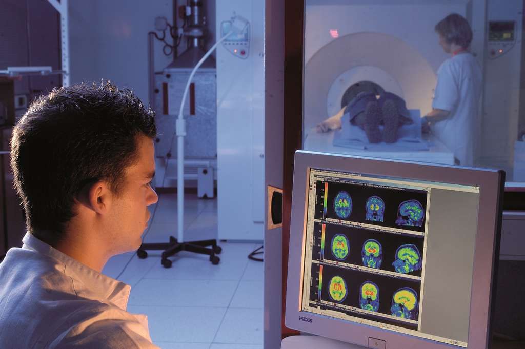 La caméra TEP : voir le cerveau grâce à des traceurs radioactifs La caméra TEP : voir le cerveau grâce à des traceurs radioactifs