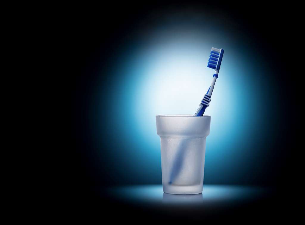 Se brosser les dents avec un dentifrice à la menthe a un effet stimulant. © olegkruglyak3, Fotolia