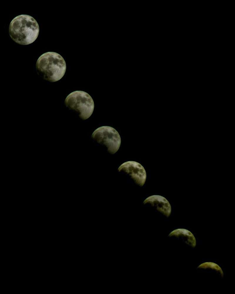 Eclipse Totale de Lune - Chapelet - 16 Mai 2003 Eclipse Totale de Lune - Chapelet - 16 Mai 2003