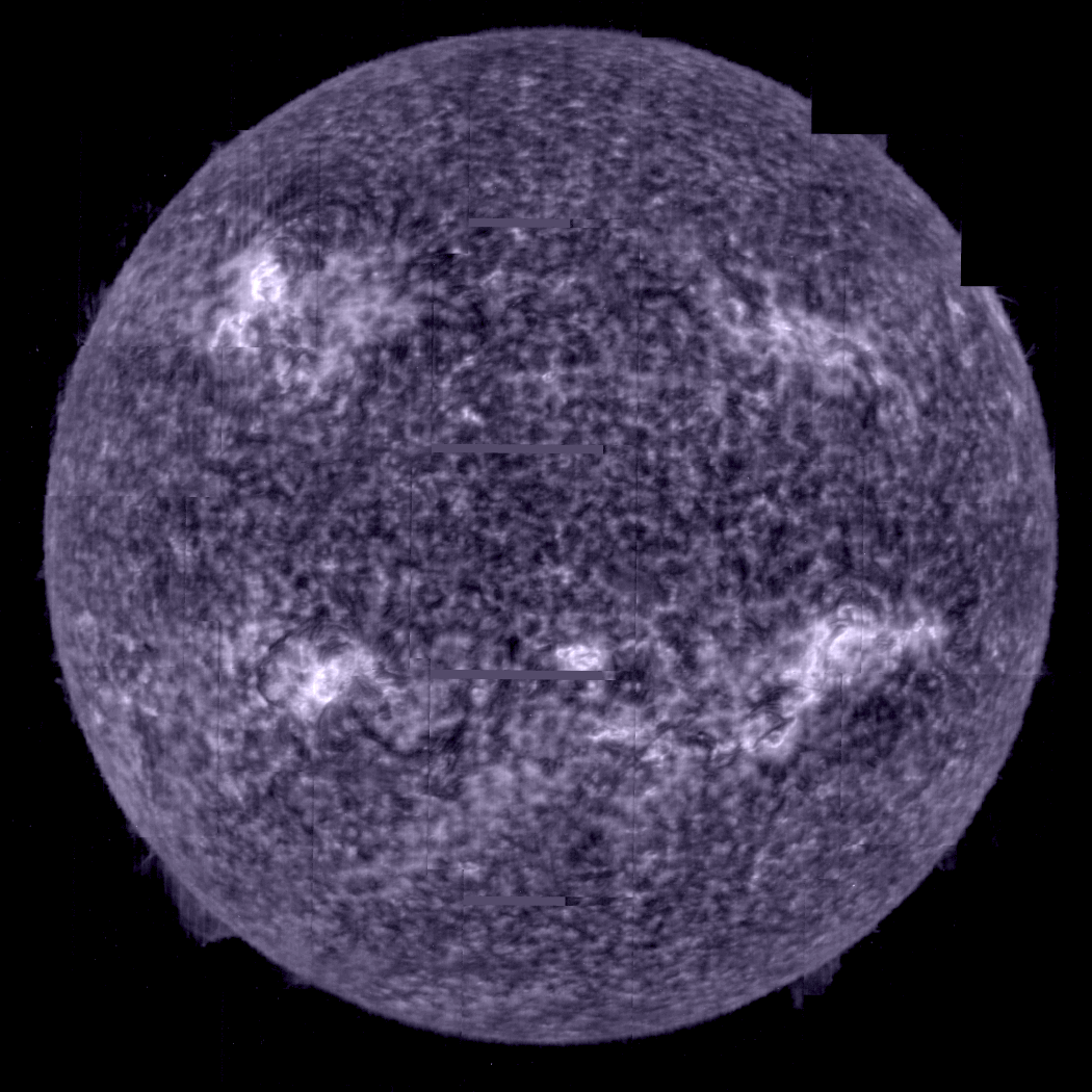 Cette image prise par le Spectral Imaging of the Coronal Environment (SPICE) de Solar Orbiter est notamment la meilleure jamais obtenue du disque complet de notre Soleil à la longueur d’onde correspondant à la raie β-Lyman caractéristique de l’hydrogène gazeux – en violet. © ESA & Nasa, Solar Orbiter, SPICE team ; Data processing : G. Pelouze (IAS) 