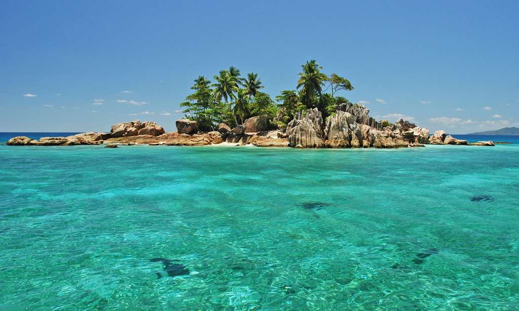 L'île Saint-Pierre, au milieu d’un océan turquoise L'île Saint-Pierre, au milieu d’un océan turquoise