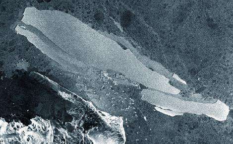 L'iceberg géant B15A en collision dans la mer de Ross Cliché du satellite européen Envisat (Crédit : ESA)