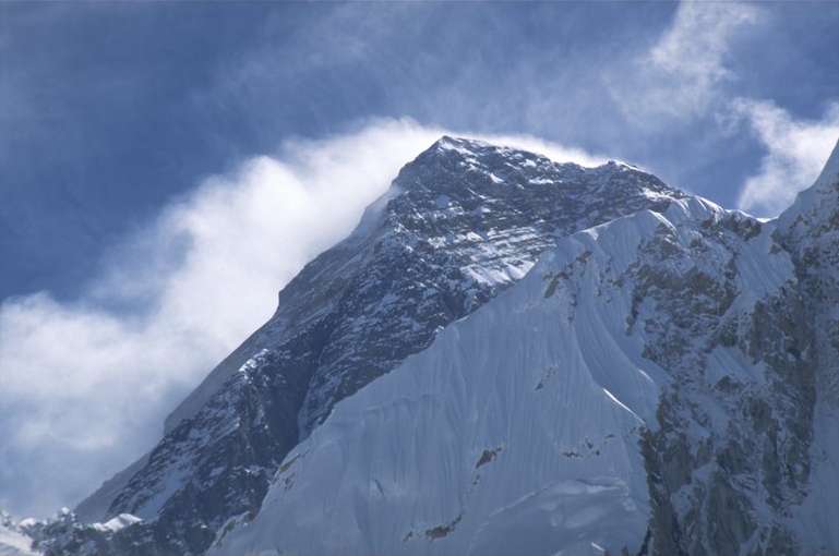 Le yéti, ours rocheux tibétain, logerait notamment sur l'Everest, montagne située dans la chaîne de l'Himalaya, à la frontière entre le Népal et le Tibet. Le naturaliste britannique B. H. Hodgson est le premier Européen à faire référence explicitement à la créature dans son récit Rencontre avec le yéti, paru en 1832 dans le Journal de la société asiatique du Bengale. © R. Hyland, Wikimedia Commons, CC by-sa 3.0