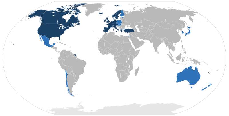 Carte montrant les états de l’OCDE. En bleu foncé sont représentés les membres fondateurs (Allemagne, Autriche, Belgique, Canada, Danemark, Espagne, États-Unis, France, Grèce, Irlande, Islande, Italie, Luxembourg, Norvège, Pays-Bas, Portugal, Royaume-Uni, Suède, Suisse et Turquie) et en bleu clair, les autres états membres (Australie, Corée du Sud, Japon, Mexique, Nouvelle-Zélande, Pologne, République tchèque, Slovaquie). © Emuzesto, Wikimedia Commons, cc by sa 2.0