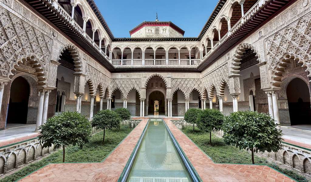 Alcazar de Séville, cour des Demoiselles ; palais islamique primitif du VIIIe siècle devenu palais royal dans les années 1250. © Wikimedia Commons, domaine public