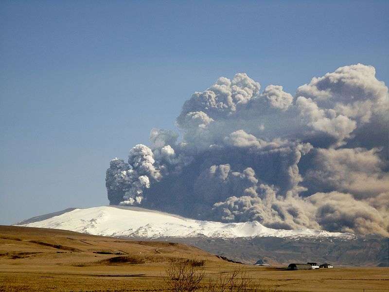 L'éruption du volcan Eyjafjalla, qui a paralysé le trafic aérien en 2010, était liée au contact entre la lave et le glacier Eyjafjallajökull. © Árni Friðriksson