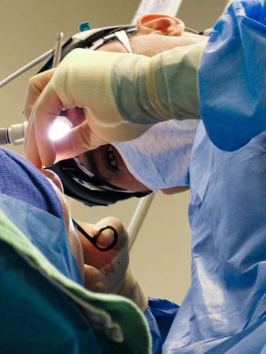 L'opération de la hernie discale est une des pratiques de la chirurgie du dos. © Bestinplastics, Flickr CC by nc nd 2.0