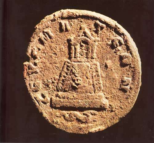 Une monnaie frappée à Zeugma au IIIe s. ap. J.-C. et représentant le temple de Tychè qui se trouvait sur le point culminant du site. © Stéphane Compoint (Corbis Sigma) - Toute reproduction interdite