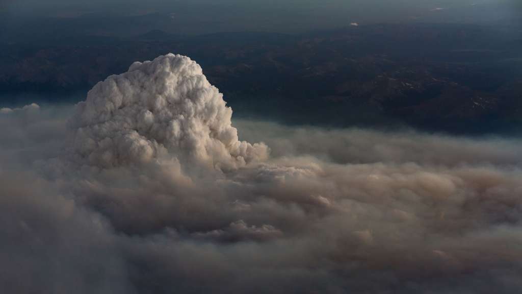 Un pyrocumulus émerge des fumées d'un incendie. © Canva