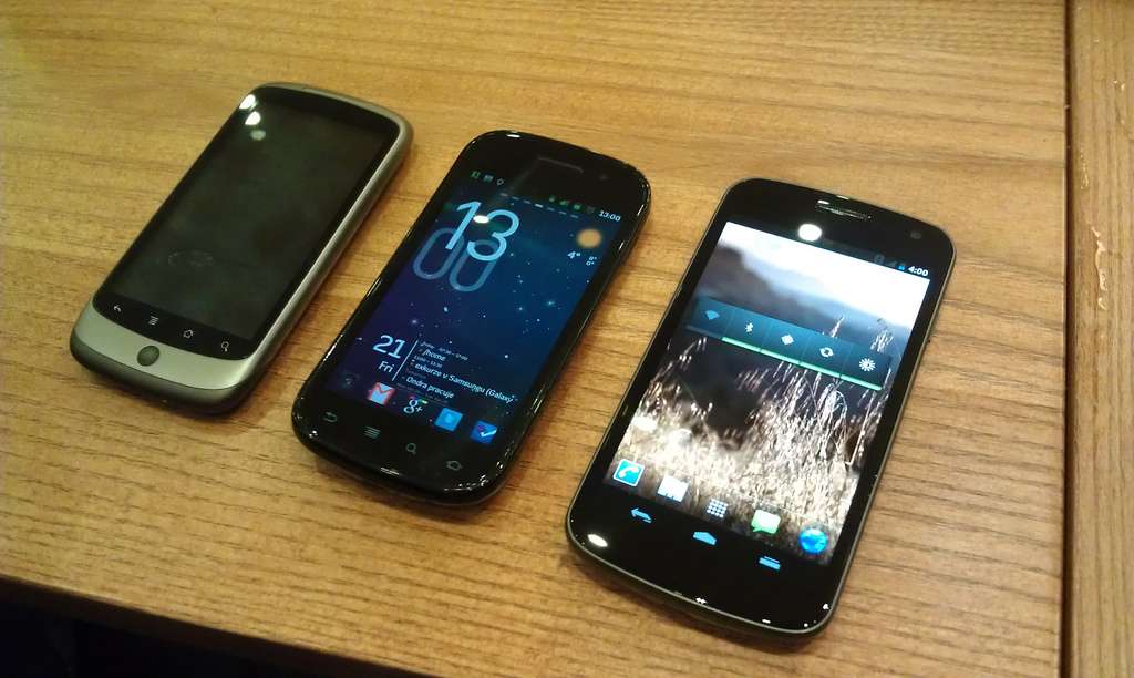 Google conçoit régulièrement avec des constructeurs choisis (ici HTC et Samsung) des appareils Android « purs », les Google Nexus, porte-étendards du système, tels que la firme l’a imaginé. © Carnero CC