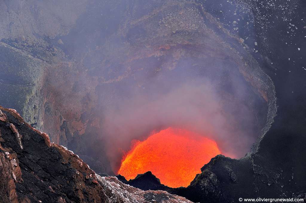 Le lac de lave bouillonnant du volcan Marum Le lac de lave bouillonnant du volcan Marum