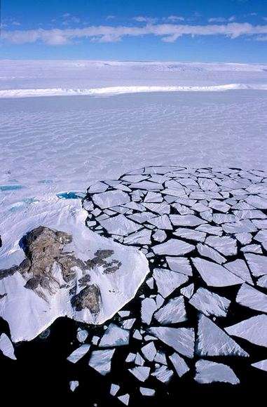 Un début de débâcle en Antarctique. La glace de mer se forme en hiver, et rétrécit en été. Il semble que la banquise se soit étendue de 1,9 % cette dernière décennie. Si ce chiffre peut sembler dérisoire, dans le contexte actuel de changement climatique, il est loin d'être négligeable. © Ipev