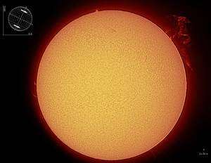 Cette image a été réalisée par Emmanuel Subes le 13 avril à 7 h 51 TU à l'aide d'une lunette solaire de 60 mm équipée d'un filtre H-alpha. On y voit une formidable éjection de masse coronale. L'image est extraite de l'Amateur Solar Database