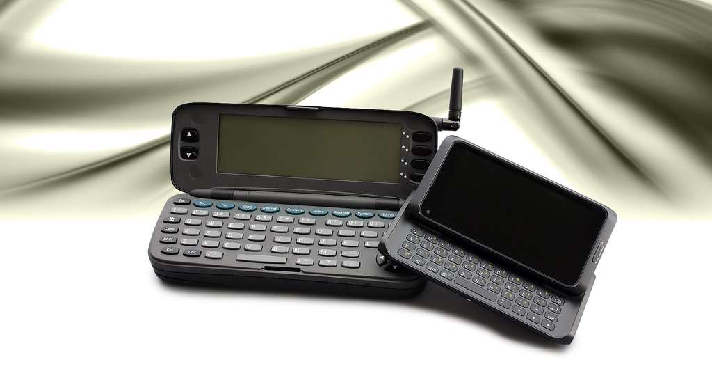 Nokia 9000 Communicator (1996) et le nouveau modèle Nokia E7 (2010). © Krystof.k GFDL