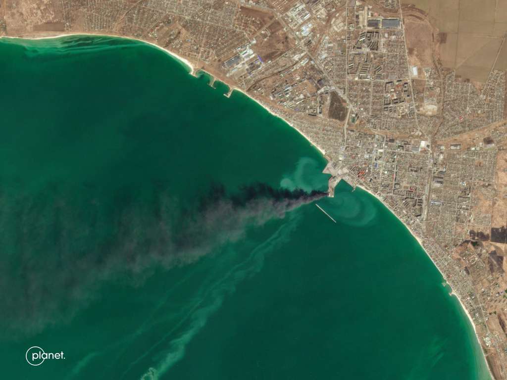 Situé sur le littoral de la mer d'Azov, en Ukraine, se trouve à seulement 80 km à l'ouest de la ville de Marioupol, le port ukrainien de Berdyansk est tombé aux mains des forces russes qui l'ont reconverti en base militaire. L'image satellitaire a été acquise le 24 mars et montre l'attaque de dépôts. © 2022 Planet Labs PBC
