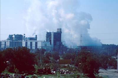 Contamination de l'air à Mexico, en grande partie due aux industries implantées dans la partie nord de la vallée de Mexico, ou même à l'intérieur de la ville. © IRD / Claude DEJOUX