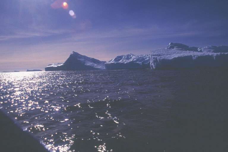 Sortie en zodiac aux abords de la station côtière Antarctique Dumont d'Urvi Sortie en zodiac aux abords de la station côtière Antarctique Dumont d'Urvi