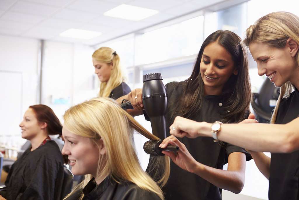 Les métiers de la coiffure recrutent régulièrement, y compris dans le cadre d'une reconversion professionnelle. © Monkey Business, Adobe Stock
