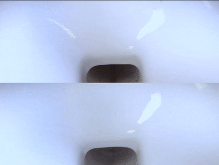 Grâce au revêtement imaginé par les chercheurs de l’université de PennState (États-Unis), les gouttes glissent sur la surface de la cuvette (en haut) alors que sans ce traitement, elles y restent accrochées (en bas). © Jing Wang et Tak-Sing Wong, PennState