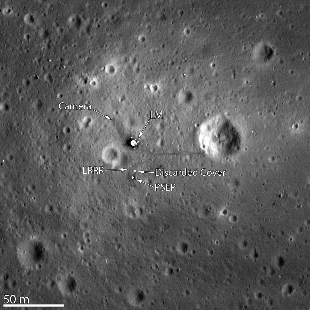 Pour avoir vu le débarquement des premiers hommes sur la Lune (Neil Armstrong et Buzz Aldrin), la mission Apollo 11 est la plus célèbre du programme Apollo (1961 – 1975) qui a permis aux États-Unis d'envoyer à six reprises des Hommes sur la Lune. Sur cette image on voit le module lunaire (LM) et le Laser Ranging RetroReflector (LRRR) destiné à réfléchir les rayons lasers envoyés par la Terre directement à leur origine. Ce réflecteur lunaire et d'autres similaires ont depuis permis d'étudier les mouvements de la Lune et de tester la théorie de la relativité générale. L’Apollo Lunar Surface Experiments Package (ALSEP) est un ensemble d'instruments scientifiques installé par les astronautes des six missions du programme Apollo à la surface de la Lune entre 1969 et 1972. Le PSEP est l'un de ces instruments destiné à étudier la sismicité de la Lune. © Nasa/LRO Science team 