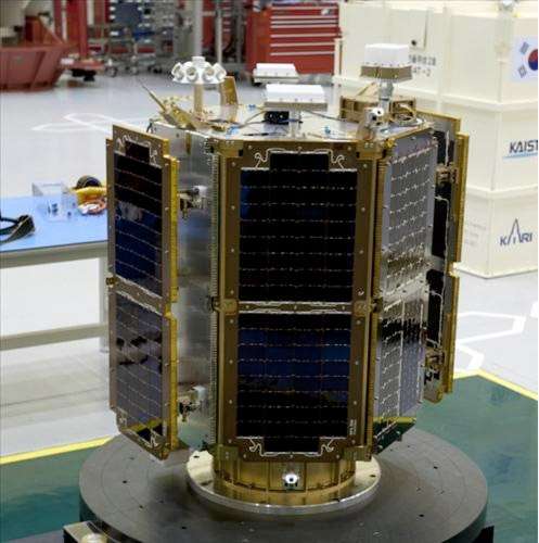 Construit par l'Institut coréen des sciences et des technologies (l’agence spatiale sud-coréenne), STSAT-2C est un petit satellite technologique avec une petite charge utile scientifique. Il mesure 1 m x 1 m x 1,5 m. © Kaist