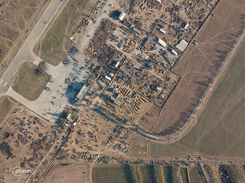 Comme le montre cette images satellitaire, acquise le lendemain du bombardement, l'attaque de la base aérienne a porté ses fruits avec la destruction ou l'endommagement de nombreux appareils militaires. © 2022 Planet Labs PBC
