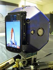 On ne reconnaît pas bien le Samsung Nexus S, mais il s'agit bien de son écran de 4 pouces (10 cm) de diagonale. Le téléphone apporte un processeur de 1 GHz, 16 Go de mémoire, un capteur de luminosité, un gyroscope, des accéléromètres et deux appareils photo, dont un de 5 mégapixels. © Nasa/Ames/DW Wheeler On ne reconnaît pas bien le Samsung Nexus S, mais il s'agit bien de son écran de 4 pouces (10 cm) de diagonale. Le téléphone apporte un processeur de 1 GHz, 16 Go de mémoire, un capteur de luminosité, un gyroscope, des accéléromètres et deux appareils photo, dont un de 5 mégapixels. © Nasa/Ames/DW Wheeler