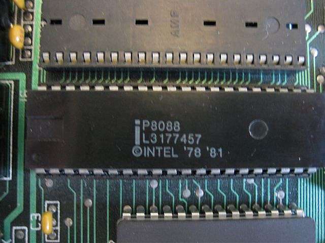 En 1980, le microprocesseur 8088 d'Intel n'est guère utilisé alors qu'il est en avance sur son temps : il travaille avec des mots de 16 bits, contre 8 pour les modèles de l'époque. © Steve Renouk/Flickr CC by-nc-sa 2.0