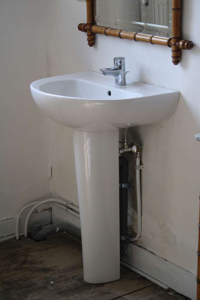 Un lavabo traditionnel en porcelaine. © Oimabe, Wikimedia Commons, CC by-sa 3.0
