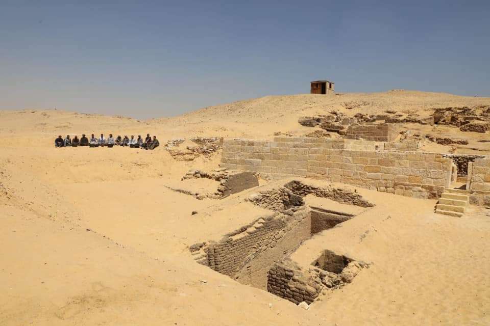 Le tombeau datant de 4.500 ans se trouve à proximité des pyramides de Gizeh, dans la partie sud-est du plateau du même nom. La découverte revêt un intérêt particulier car elle jouxte les tombes des bâtisseurs des pyramides, d'après l'égyptologue Zahi Hawass. © Egyptian Ministry of Antiquities