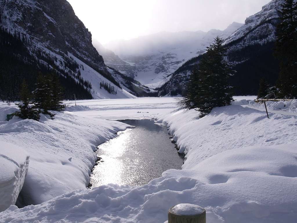 Le lac Louise : eau douce l’été, glace l’hiver Le lac Louise : eau douce l’été, glace l’hiver