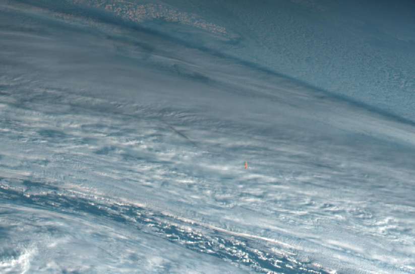 La météorite de la mer de Béring (trait orange) vue le 18 décembre 2018 par le satellite météorologique japonais Himawari-8 alors qu'elle s'embrasait en traversant l'atmosphère, à plusieurs kilomètres au-dessus de la surface. © Simon Proud, University of Oxford/Japan Meteorological Agency/Twitter