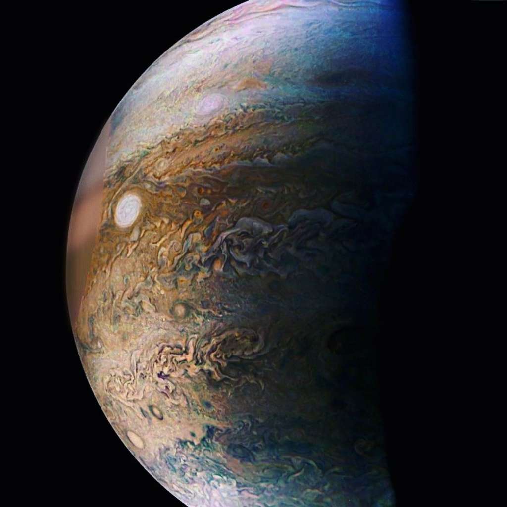Les premiers résultats scientifiques sont actuellement sous embargo et seront bientôt publiés dans les revues Science et Geophysical Research Letters. « La qualité des observations de Juno étant conforme à celle attendue et comme Juno observe des régions de Jupiter jamais vues d’aussi près, ses résultats seront forcément très intéressants. » Compte tenu du rythme d’acquisition très rapide des données, « plusieurs mois sont nécessaires pour en tirer des premiers résultats et il faudra plusieurs années pour des résultats plus approfondis ». © Nasa, Juno Science team