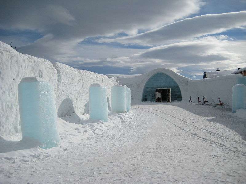 Entrée gelée d'un hôtel de glace, en Suède Entrée gelée d'un hôtel de glace, en Suède