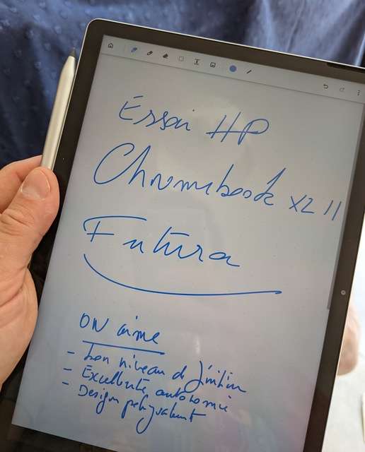 Le stylet fourni avec le Chromebook X2 11 permet d'écrire et dessiner de façon fluide. © Marc Zaffagni