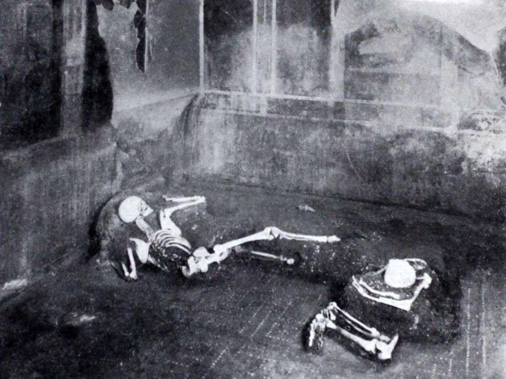 Photo des deux squelettes retrouvés dans la Casa del Fabbro. Le squelette à gauche est l'homme d'une trentaine d'années et à droite, celui de la femme âgée de plus de cinquante ans. © Notizie degli scavi di antichità, 1934, P. 286, Fig. 10