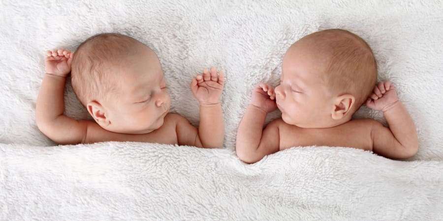  3,2 millions de jumeaux naissent chaque année dont 1,3 million en Afrique et autant en Asie ; le reste sur les autres continents. © HannamariaH, Istock.com