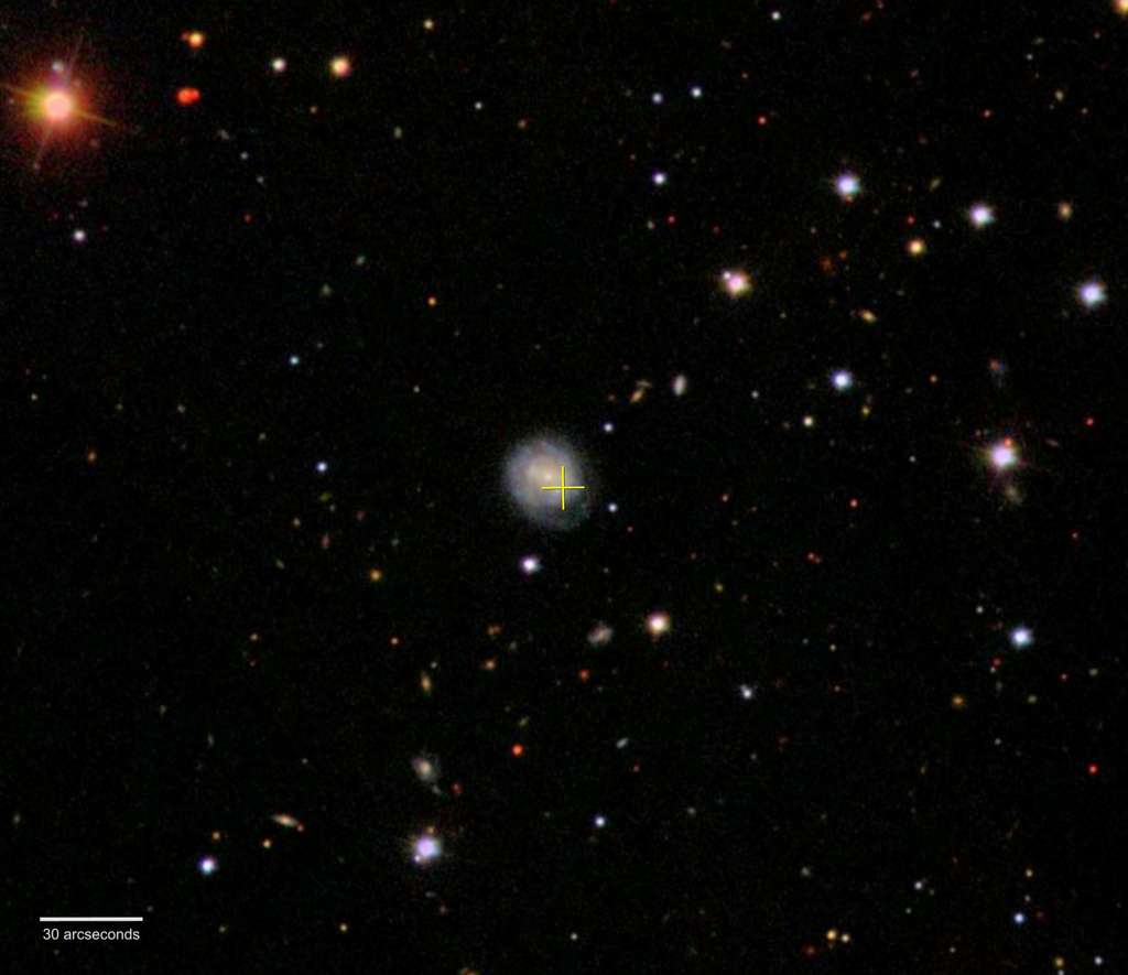 AT2018cow dans, ou bien, à proximité d'une galaxie appelée CGCG 137-068, située à environ 200 millions d'années-lumière de la Terre dans la constellation d'Hercule. La croix jaune indique l'emplacement de cette explosion déconcertante. © Sloan Digital Sky Survey