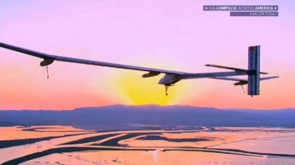 Le HB-SIA, l'avion solaire de Solar Impulse, ce 3 mai 2013, alors qu'il vient de décoller de San Francisco. Il était un peu plus 6 h 15 en heure locale. L'appareil mesure 63,4 m d'envergure et ses ailes, ainsi que la partie horizontale de l'empennage arrière, sont recouvertes de 11.628 cellules photovoltaïques. L'engin est autonome : durant le vol au soleil, il recharge ses batteries et peut donc continuer à voler de nuit. Pendant la saison d'été, il pourrait ainsi voler sans jamais se poser. © Solar Impulse