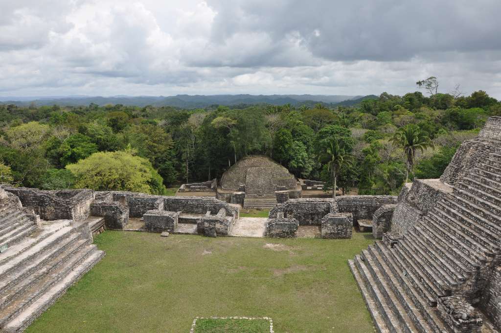 Vue depuis le sommet du temple maya Caana à Caracol (Belize). Cette ville possédait trois grands points d'eau. Les sécheresses les ont peut-être asséchés, provoquant alors la mort de la cité ? © Douglas Kennett, Penn State