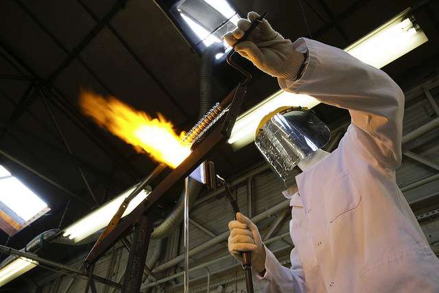 La transformation à chaud est l’une des étapes de la fabrication du verre. © Service photo Conseil départemental du Val-de-Marne, Flickr, CC by-nc-nd 2.0