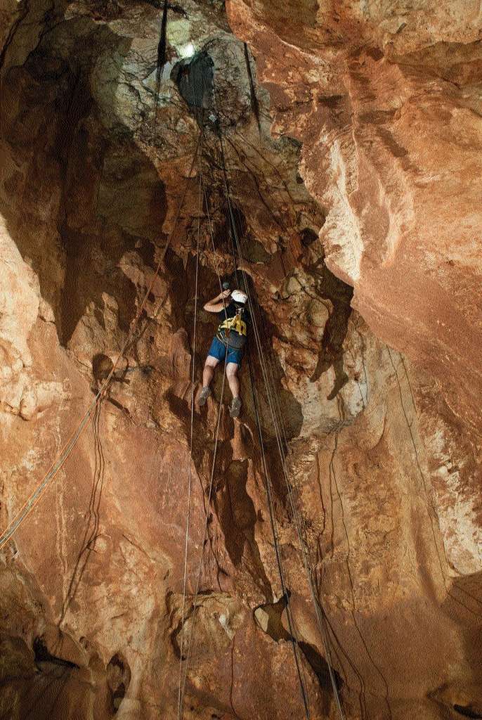 Pour les premières fouilles, l'entrée de la grotte imposait aux paléoanthropologues une descente en rappel. © Assaf Peretz, Israel Antiquities Authority
