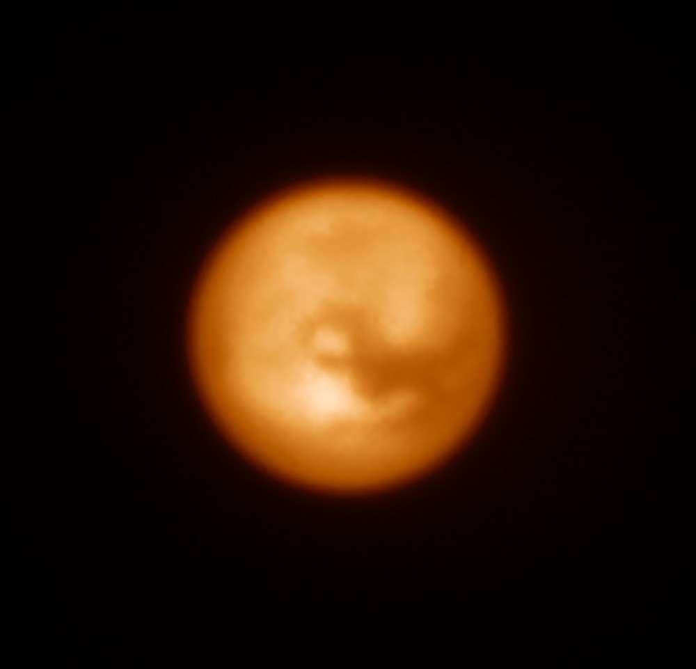 Titan, le plus gros satellite de Saturne, observé avec Sphere Titan, le plus gros satellite de Saturne, observé avec Sphere