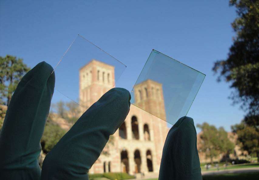 Les cellules photovoltaïques organiques peuvent être fines et transparentes, ce qui permet de les inclure dans des vitres (comme sur le carré de droite). © UC Regents, 2012