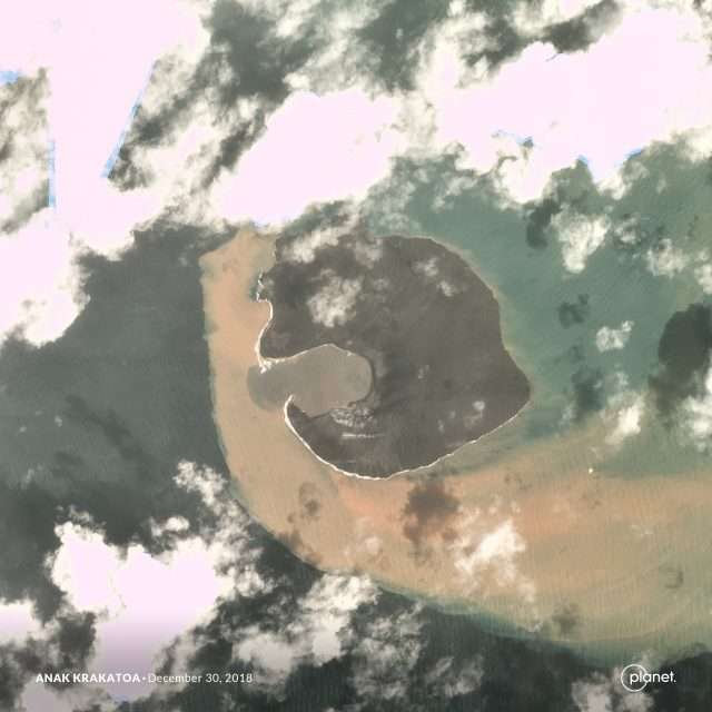 L'Anak Krakatau vu le 30 décembre par un nanosatellite Dove de Planet Labs, après l'effondrement. © Planet Labs Inc.