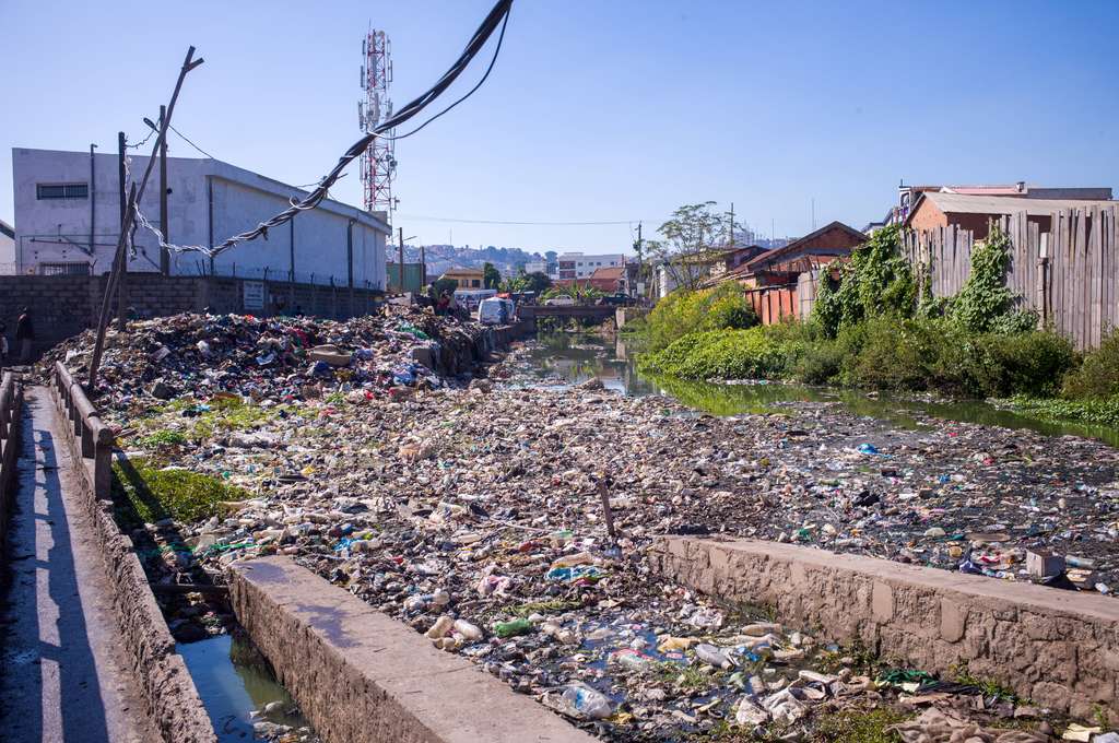 La pollution, de l’air mais aussi des eaux est l’un des pires fléaux sur l’île. D’après l’Unicef, c’est un décès sur cinq qui est causé par une exposition à la pollution à Madagascar. © kriss75, Adobe Stock