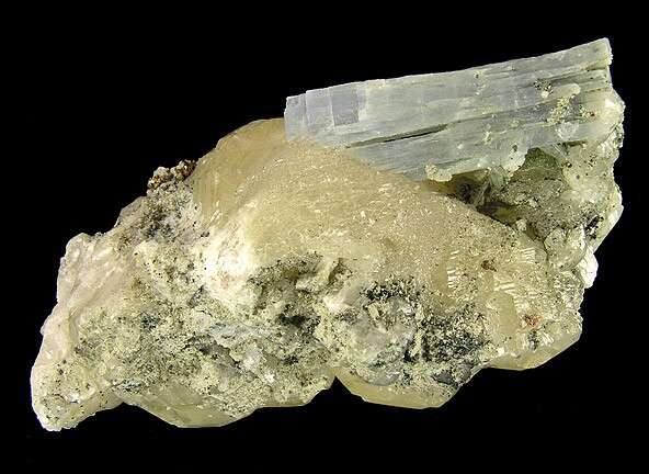 Cristal d’anhydrite de 5 cm de long pris dans une matrice de calcite provenant de la mine de Naica, Mexique. © Rob Lavinsky, iRocks.com, Wikimedia Commons, CC by-sa-3.0