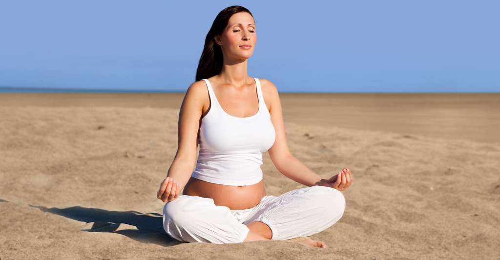 Le yoga est l'une des méthodes proposées pour la préparation à l'accouchement. © Altafulla, Shutterstock